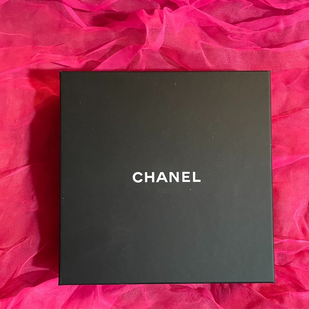 Authentic square CHANEL black gift box- classic design!! 3.5 x 3.5"